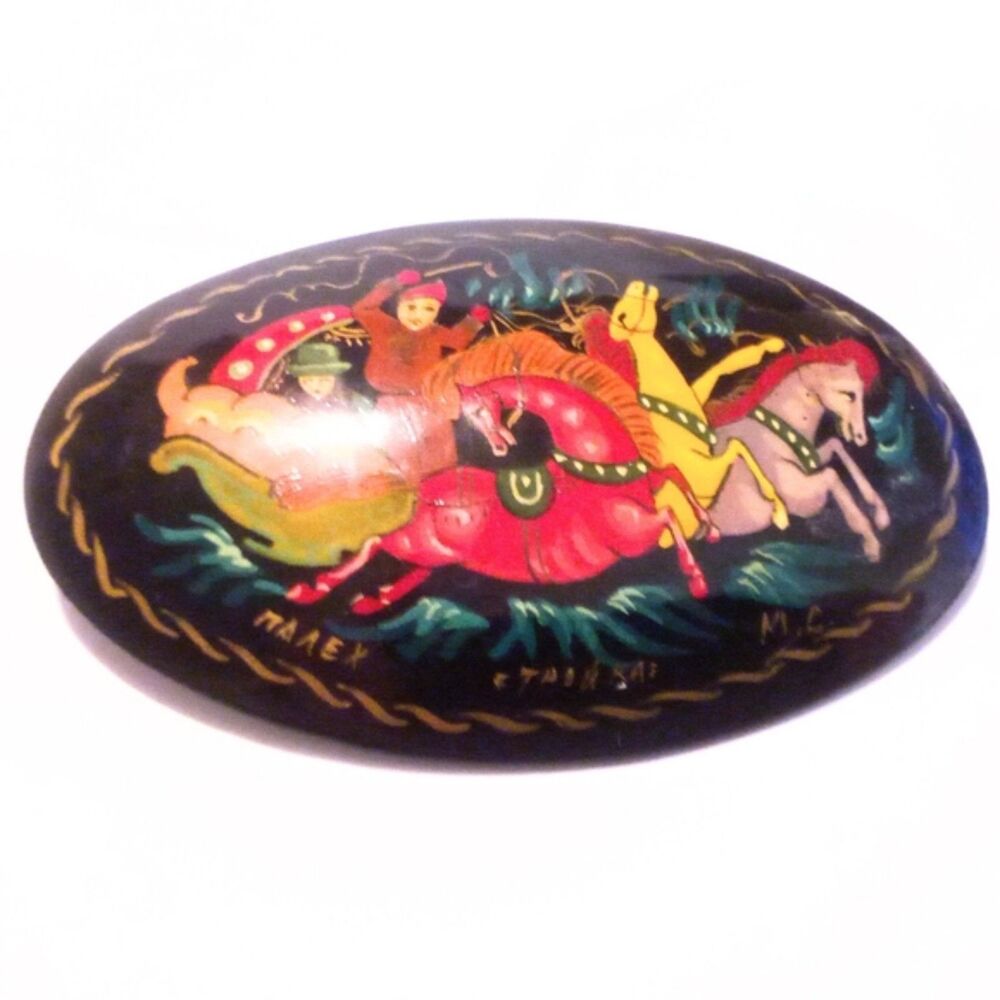 Vintage Russian Laquer Ware Brooch Couple in Horse Drawn Carriage